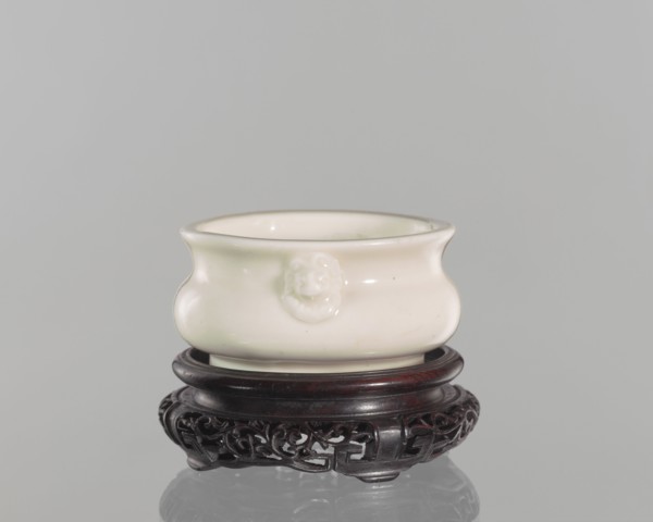 Table stand;, Shallow, recessed base on four feet. 19th century, Qing 1644–1911, China.