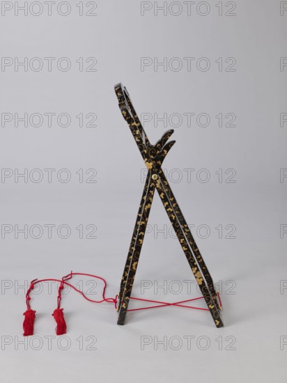 Mirror stand kagami-kake, wooden stand covered with black lacquer, painted with gold plant
