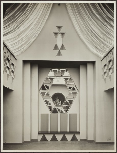 Vestibule designed by Wojciech Jastrzebowski for the Polish exhibition in the Interior Design