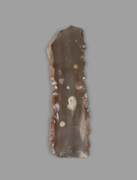 Knife, northern Mesopotamian workshop, long flint blade with a triangular cross-section, retouched