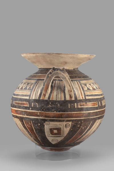 Stamnos; geometric motifs; Southern Italic pottery; globular vessel with a small flattened bottom
