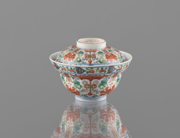 Bowl with lid; Chinese colored porcelain; Qing dynasty, Qianlong period (1736–1795); decorated with