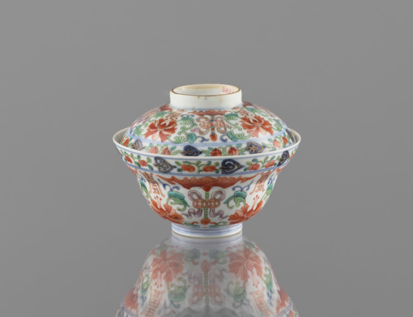 Bowl with a lid; Chinese colored porcelain, Qing dynasty (Qianlong period/style, 1736–1795);