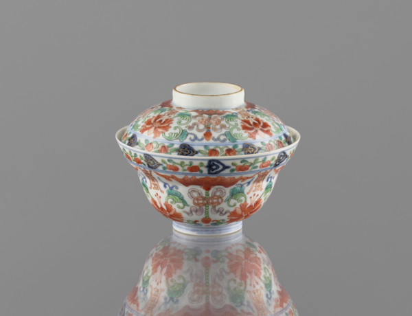 Bowl with lid; Chinese colored porcelain; Qing dynasty, Qianlong period/style (1736–1795);