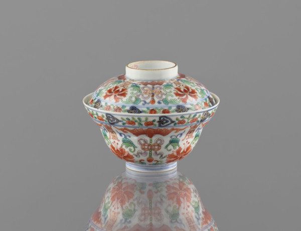 Bowl with a lid; Chinese colored porcelain; Qing dynasty, Qianlong period/style (1736–1795);
