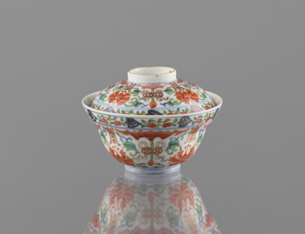 Bowl with a lid. Chinese, Qing dynasty (Qianlong period, 1736–1795), colored porcelain. Decorated