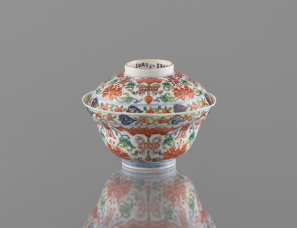 Bowl with a lid; Chinese colored porcelain, Qing dynasty (Qianlong period, 1736–1795), decorated