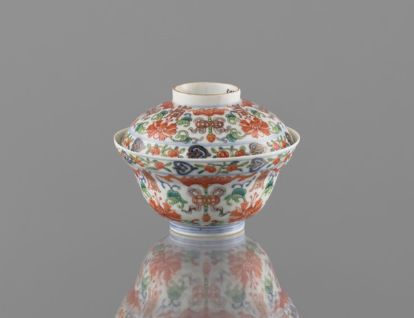Bowl with a lid; Chinese colored porcelain; Qing dynasty, Qianlong period/style (1736–1795);