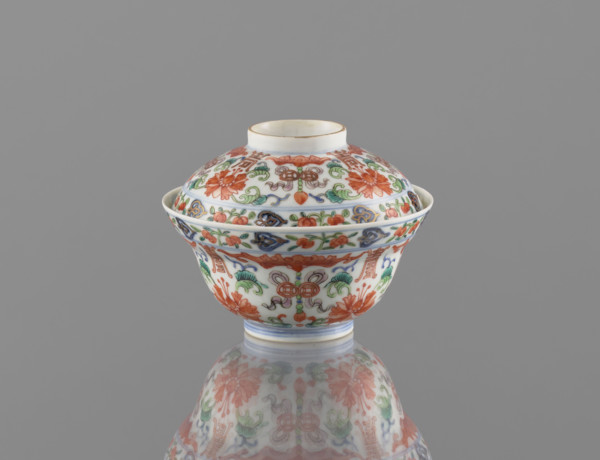 Bowl with lid; Chinese, Qing dynasty (style of Qianlong, 1736–1795); porcelain with polychrome