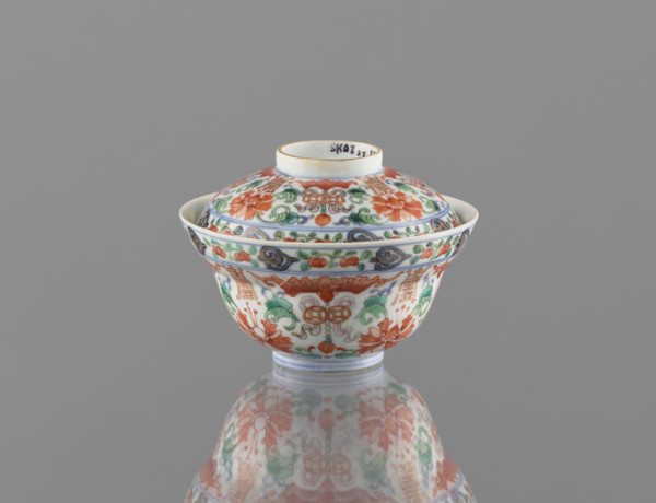 Bowl with a lid; Chinese colored porcelain in Qing (Qianlong) style; decorated with bats, longevity