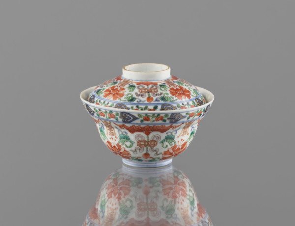 Bowl with a lid; Chinese colored porcelain, Qing dynasty (Qianlong period style), 1736–1795;