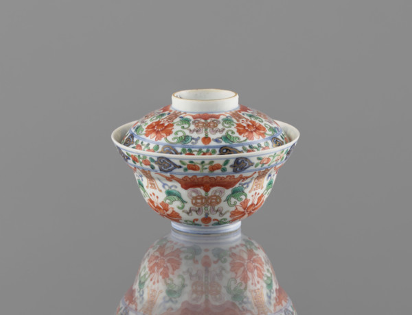 Bowl with a lid; Chinese colored porcelain; Qing dynasty (Qianlong period, 1736–1795); decorated