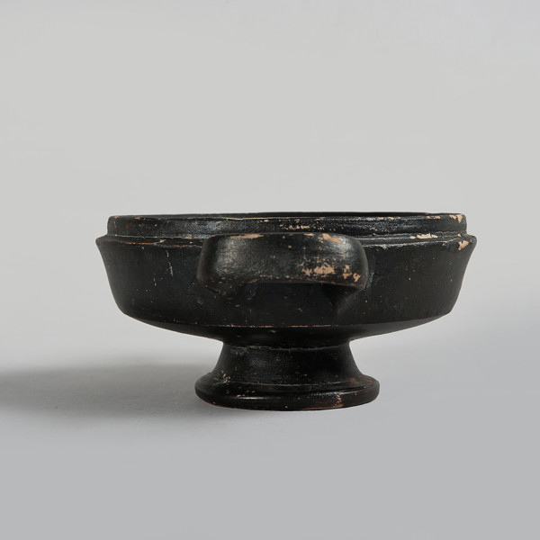 Lekanis, 1st half of the 5th century BC, Greater Greece; vessel; height 8 cm, diameter 10 cm