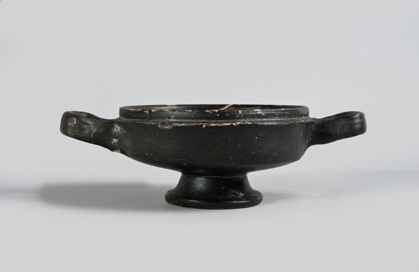 Lekanis, 1st half of the 5th century BC, Greater Greece; vessel; height 8 cm, diameter 10 cm