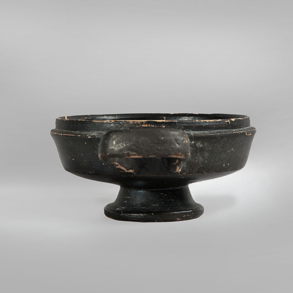 Lekanis, 1st half of the 5th century BC, Greater Greece; vessel; height 8 cm, diameter 10 cm