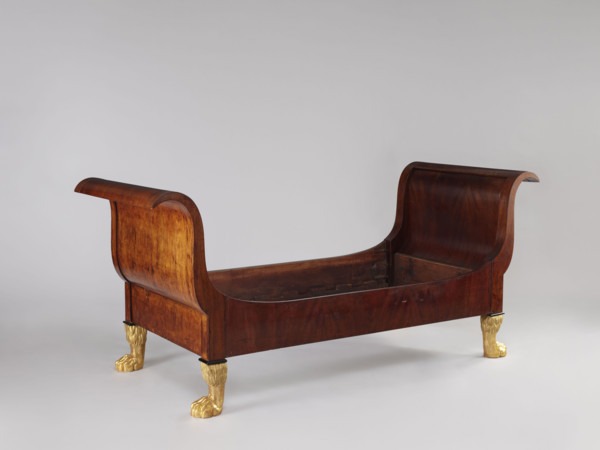 Bed with S-shaped outward-curving pediments of equal height and straight side boards, supported by