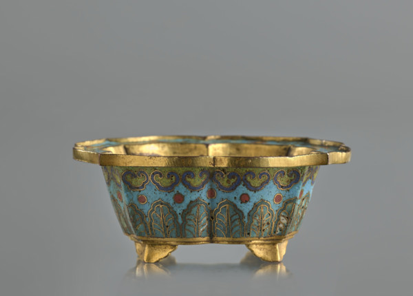 Bowl, Chinese, Qing (1644–1911), 19th century. Cloisonné enamel in Qing (style) with cracked-ice
