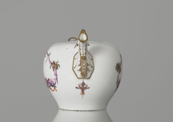 Teapot with lid, Koenigliche Porzellain Fabrique, Meissen (1710–1763); ca. 1750. Porcelain teapot