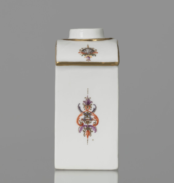 Four-sided tea bowl, Koenigliche Porzellain Fabrique, Meissen (circa 1750), manufacturer. Tea bowl