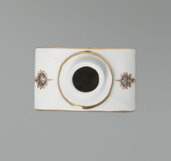Four-sided tea bowl, Meissen (circa 1750), manufacturer active 1710–1763. Tea bowl with a