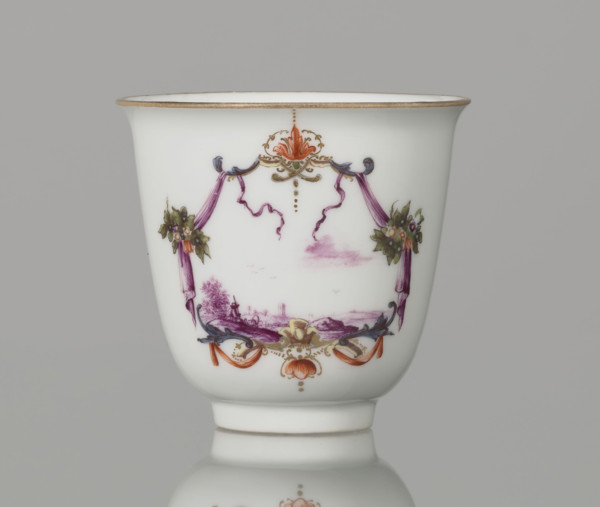 Tall chalice cup, Meissen manufactory (ca. 1750), porcelain vessel, height 7 cm, width 7.2 cm,