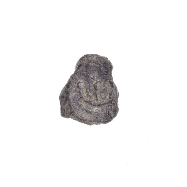 A fragment of a double-sided Drohiczyn seal. On one side a trident with dots at the ends of the