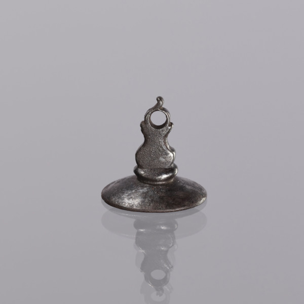 Sealing wax stamp keyring: oval sealing wax stamp with a decorative handle and a hole for hanging