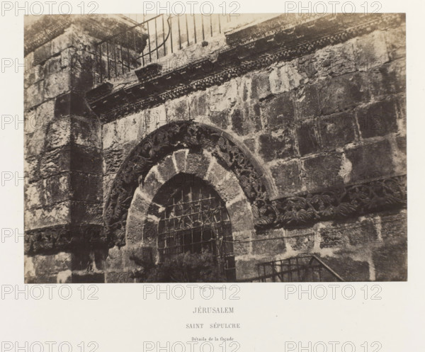 Jerusalem. Saint Sepulcre. Détails de la façade, Detail of a window of the Church of the Holy