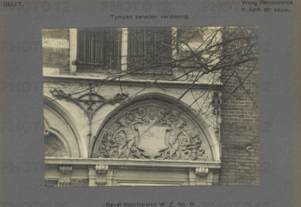 Facade Koornmarkt WZ No. 81. Tympan on the ground floor, Tympanum on the facade of a house on the