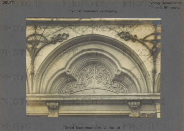 Facade Koornmarkt WZ No. 81. Tympan ground floor, Decoration on the facade of a house on the