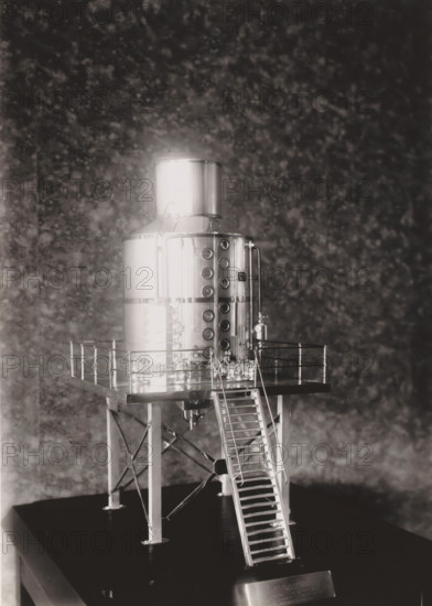 Scale model of a cooking pot, photograph, without the glass cover of the display cabinet. Part of