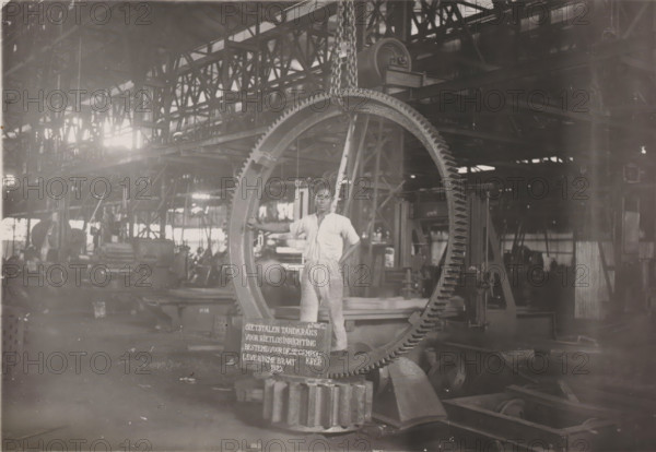 Gear ring for reed unloading device, photograph, Cast steel gear ring for a reed unloading device,