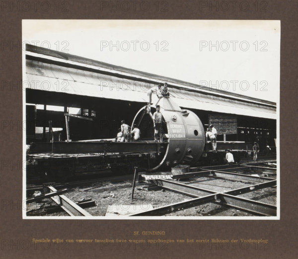 Sf. Gending, Special mode of transport suspended between two wagons of the first body of the