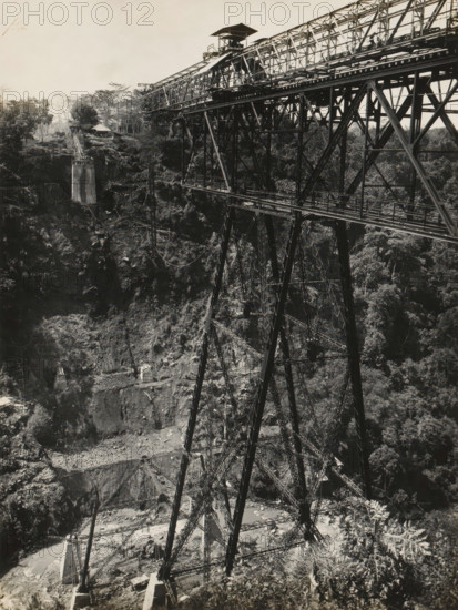 Railway bridge over the Ci Somang under construction, album page, photograph, Album page with a