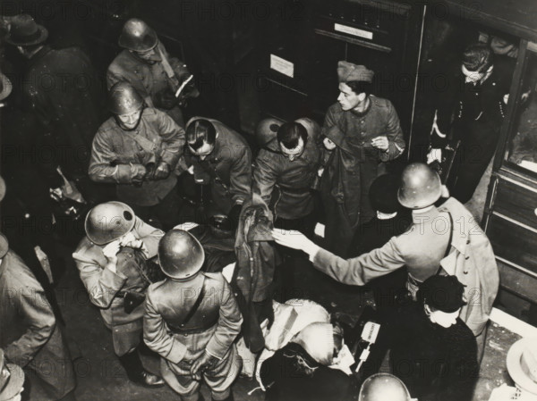Dutch soldiers in London, photograph, Photo, taken from a certain height, with several (Dutch)