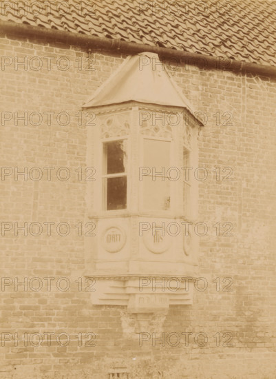 Bay window on the north facade of the Ter Apel Monastery, photograph, annotation: 'Ter Apel',