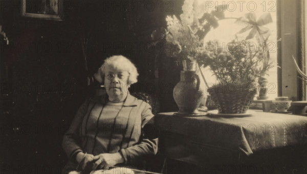 Portrait of Line van der Linden, photograph, photographer: circle of Cornelia Hendrika Jonker,
