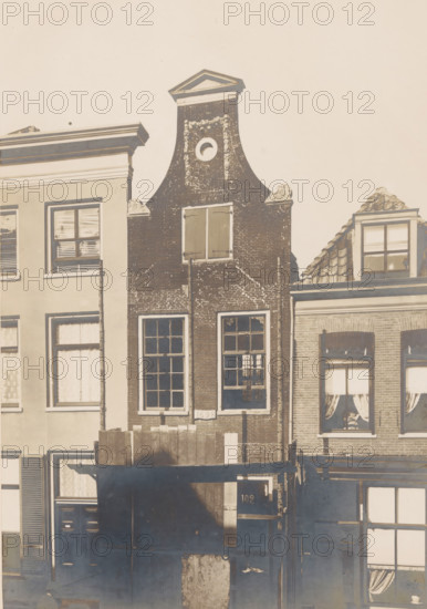 Façade of Langestraat 102 in Amersfoort, photograph, annotation: 'Amersfoort (U.), Langstraat No