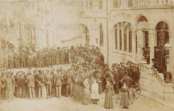 Soldiers in front of the town hall of Valkenburg, Headquarters maneuvers in Limburg 1901, done in