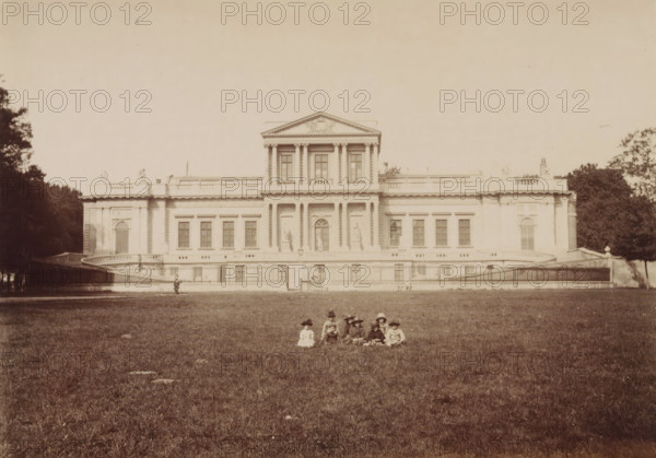 Paviljoen Welgelegen in Haarlem, with children sitting on the grass, photograph, annotation: '(top.