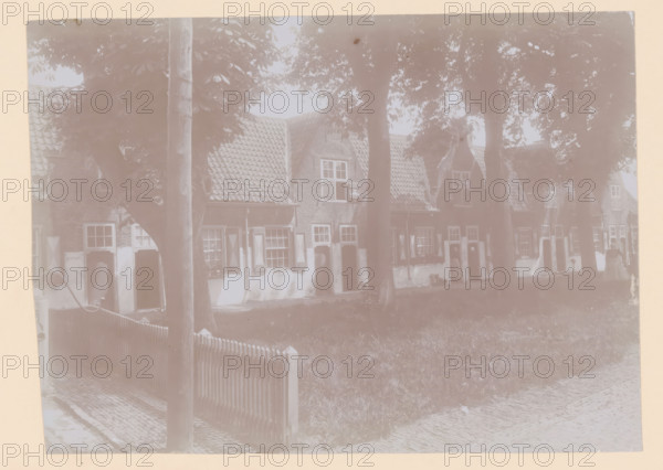 Courtyard of the Old Men's House in Naaldwijk, photograph, annotation: 'Facades of the Old Men's