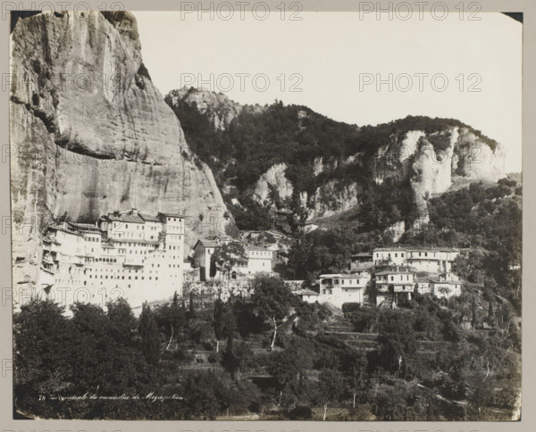 78 Vue générale du monastère de Megaspiléon, View of the monastery of Megaspileon, photograph,