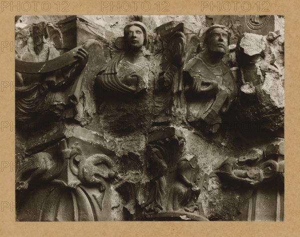 Detail of a capital of the Gnadenpforte in Bamberg Cathedral, Marienpforte, r. Kapitellzone, rv SO