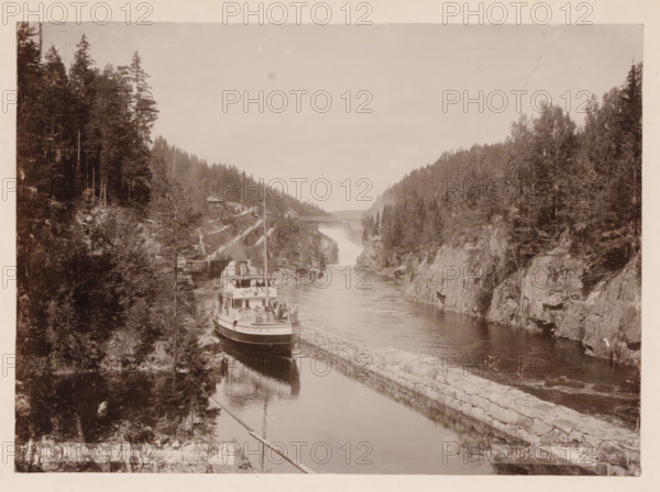 Vrangfos, Telemarken, photograph, Frontal view of a boat passing through a lock, with the river