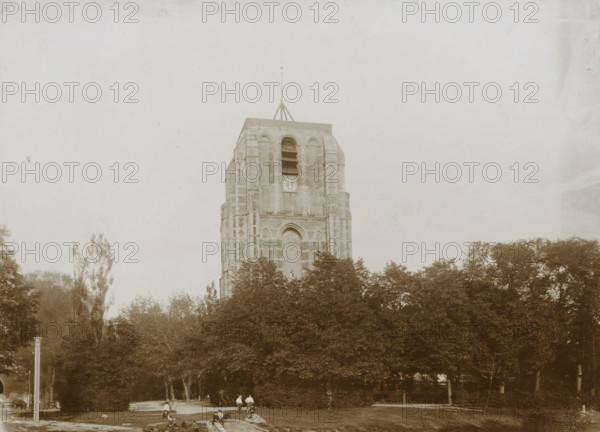 View of the Oldehove with nearby park in Leeuwarden, photograph, Leeuwarden, 1890 - 1910,