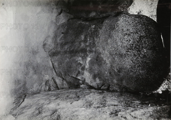 Keystone of the Kerguntuil dolmen, Trégastel, photograph, inscription: 'right - the keystone of the