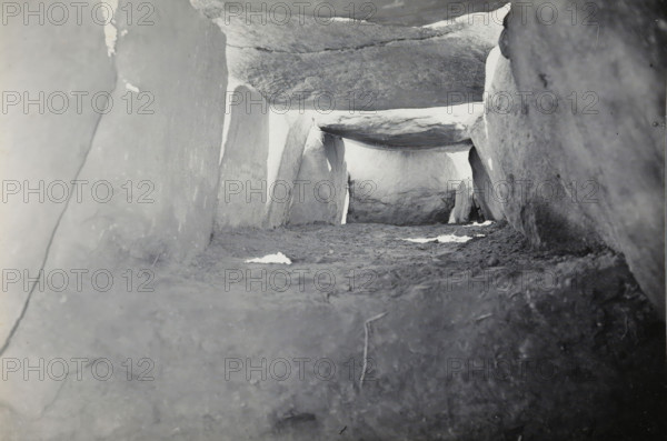 Kerguntuil Dolmen, Trégastel, photograph, inscription: 'afdr, Ban v He, Het interieur van de, allée