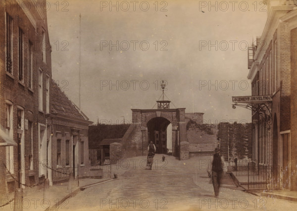 Street to the Great Water Gate in Delfzijl, photograph, name: 'JG Kramer', inscription: 'Poort van