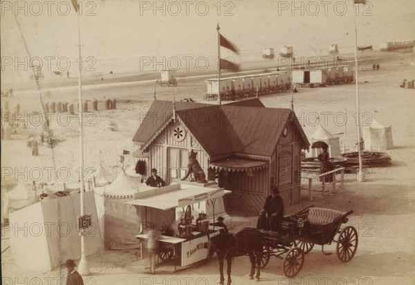 Wooden pavilion on the beach at Scheveningen, photograph, inscription: 'CP Wollrabe sen., The plate