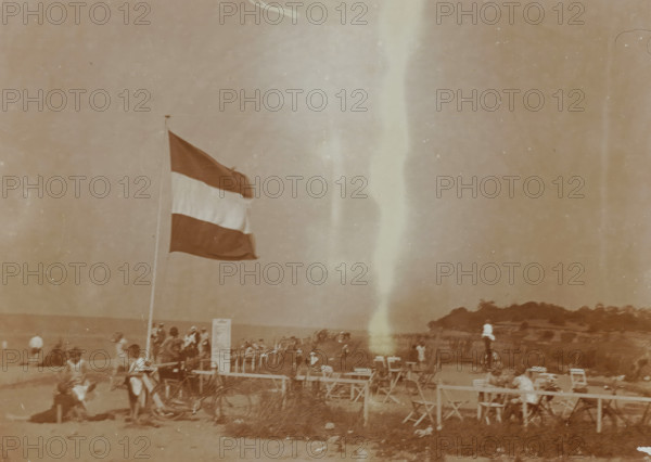 Beach at Valkeveen with the Dutch flag, photograph, inscription: 'o', Valkeveen, c. 1925 - c. 1950,